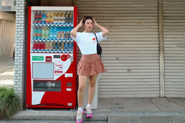 9 Gaya Kasual Raisa dengan Rok dan Mini Dress yang Bikin Tampil Chic dan Anggun